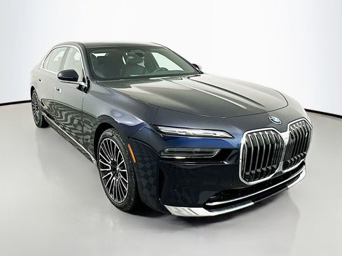 Used 2025 BMW i7 eDrive50 w/ Executive Package image 3