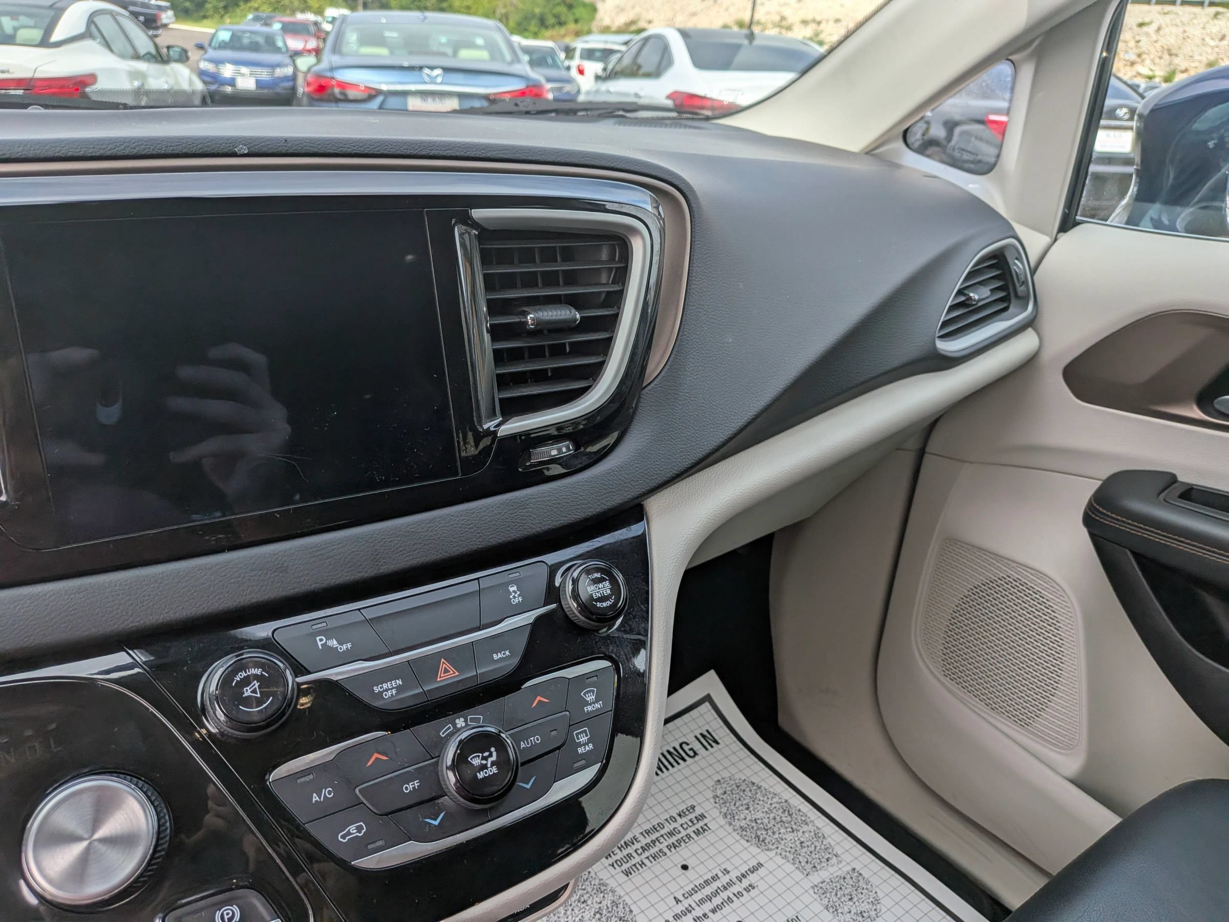 Used 2017 Chrysler Pacifica Touring-L w/ Tire & Wheel Group FWD image 20