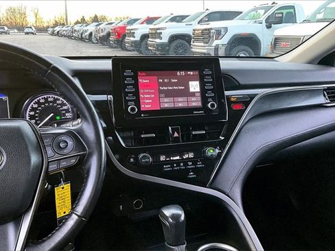 Used 2022 Toyota Camry SE image 9