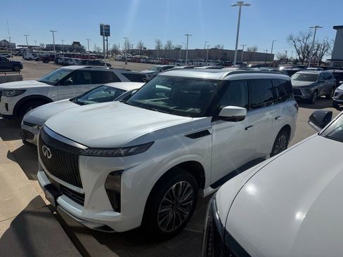 Used 2025 INFINITI QX80 Luxe image 2