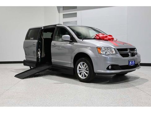 Used 2019 Dodge Grand Caravan SXT image 2