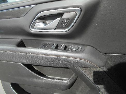 Used 2024 GMC Yukon XL AT4 w/ Technology Package AWD/4WD image 5