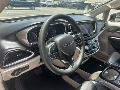 Used 2023 Chrysler Pacifica Touring-L FWD image 16