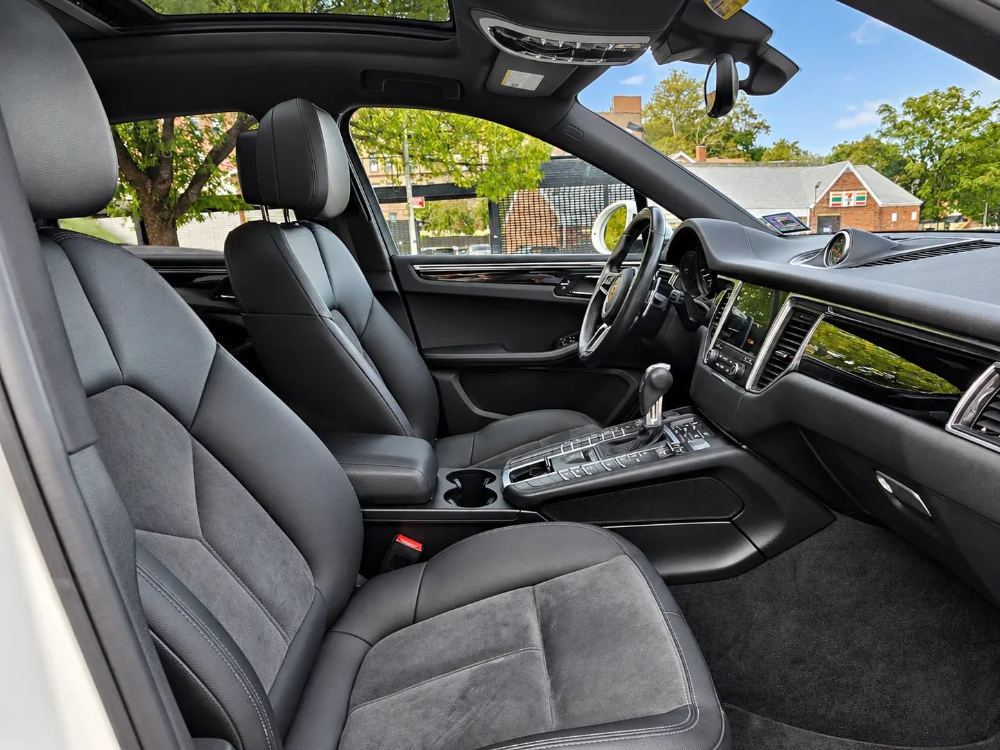Used 2017 Porsche Macan AWD/4WD image 23