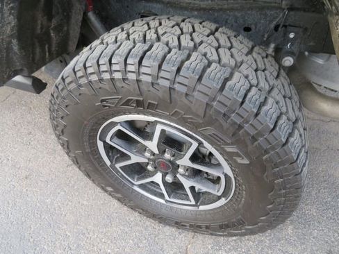 Used 2024 Jeep Gladiator Rubicon w/ Technology Group image 16