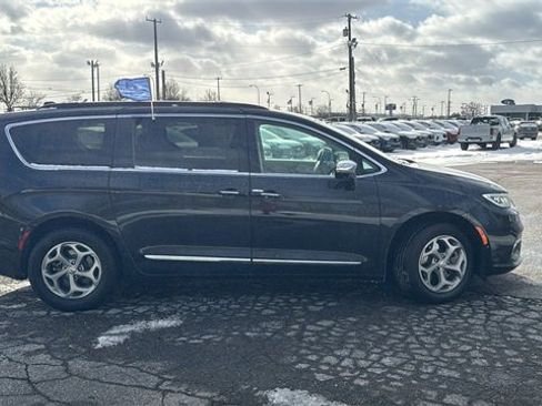 Used 2022 Chrysler Pacifica Limited image 3