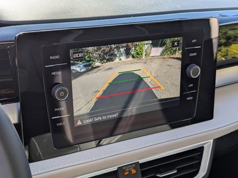 Used 2025 Volkswagen Taos SE w/ Panoramic Sunroof Package image 19