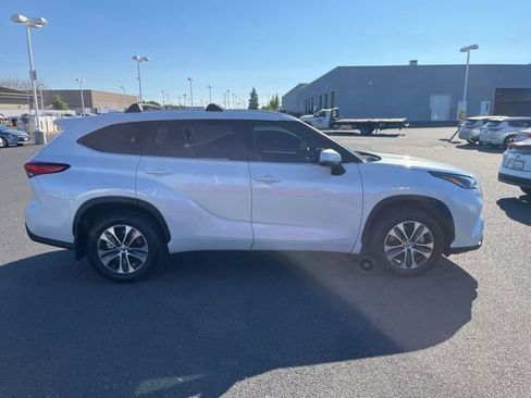 Used 2023 Toyota Highlander XLE image 4