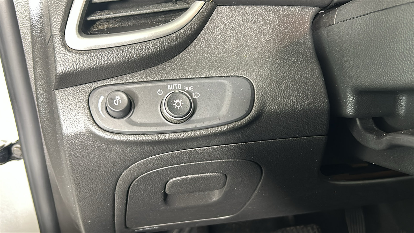 Used 2018 Chevrolet Trax LS AWD/4WD image 23