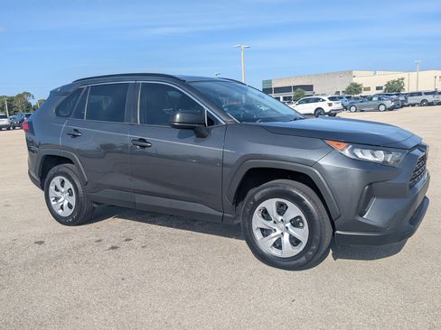 Used 2020 Toyota RAV4 LE FWD image 2