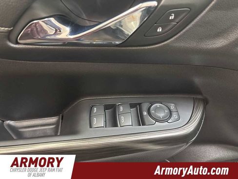 Used 2023 GMC Acadia SLT image 8