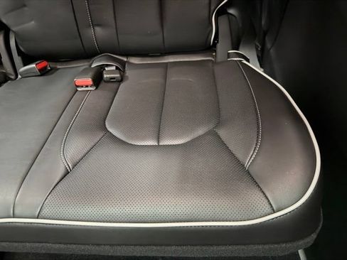 Used 2025 Chrysler Pacifica Limited AWD/4WD image 22
