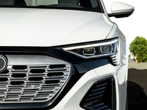 Used 2024 Audi Q8 e-tron Premium Plus w/ Premium Plus Package AWD/4WD image 11