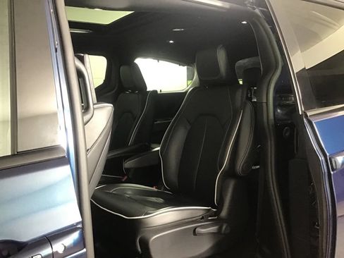 Used 2023 Chrysler Pacifica Limited w/ Uconnect Theater Family Group FWD image 28