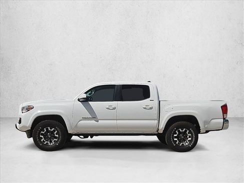 Used 2017 Toyota Tacoma SR5 AWD/4WD image 8