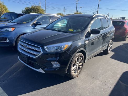 Used 2017 Ford Escape SE w/ Equipment Group 201A image 4