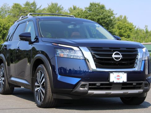 Used 2024 Nissan Pathfinder Platinum AWD/4WD image 5