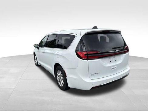 Used 2024 Chrysler Pacifica Touring-L FWD image 9