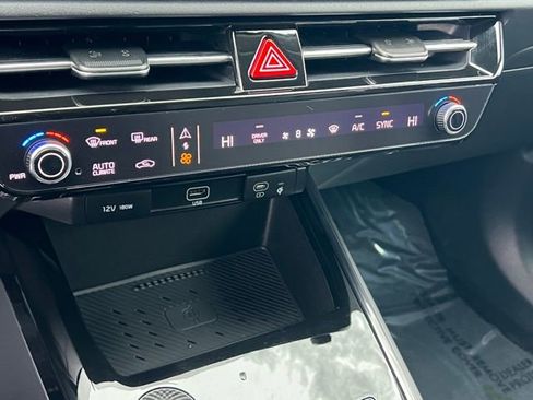 Certified 2025 Kia Niro EX image 22