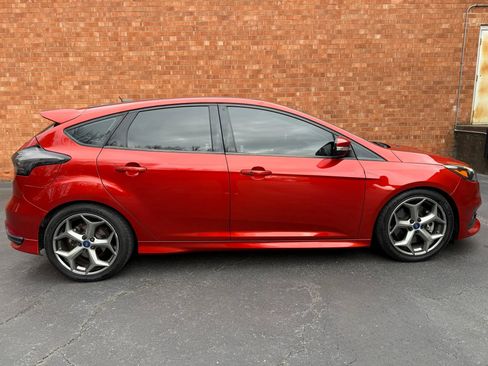 Used 2018 Ford Focus ST w/ Equipment Group 402A image 10