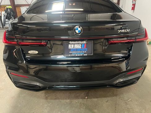 Used 2022 BMW 740i w/ M Sport Package image 10