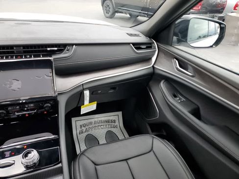 New 2025 Jeep Grand Cherokee Limited w/ Luxury Tech Group II image 16