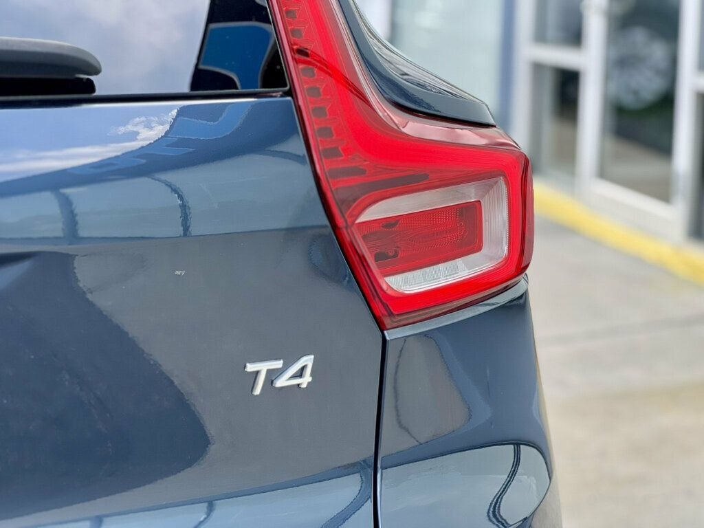 Used 2021 Volvo XC40 T4 Momentum FWD image 10