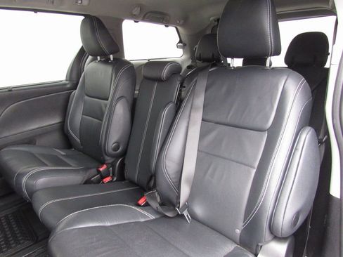 Used 2017 Toyota Sienna SE image 16