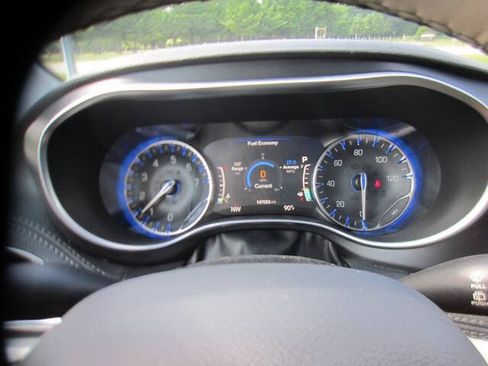 Used 2020 Chrysler Pacifica Limited FWD image 42