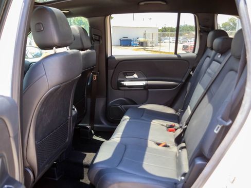 Used 2025 Mercedes-Benz GLB 250 4MATIC image 9
