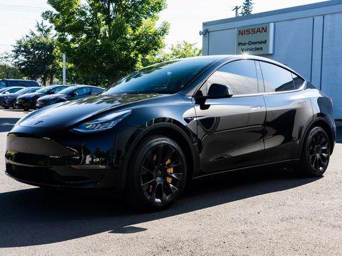 Used 2022 Tesla Model Y Long Range AWD/4WD image 3