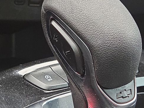 Used 2025 Chevrolet Trax LT w/ LT Convenience Package image 28