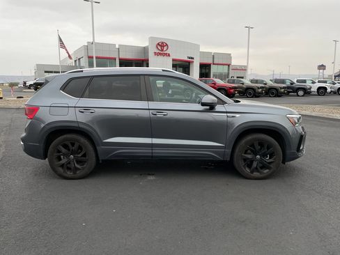 Used 2022 Volkswagen Taos SE AWD/4WD image 2