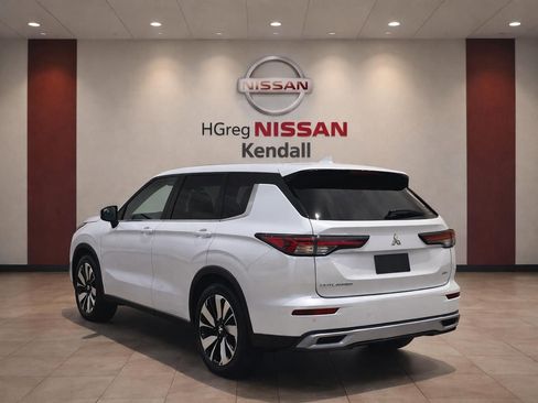 Used 2025 Mitsubishi Outlander AWD image 2