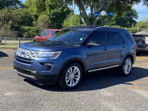 Used 2018 Ford Explorer XLT w/ Equipment Group 202A image 3