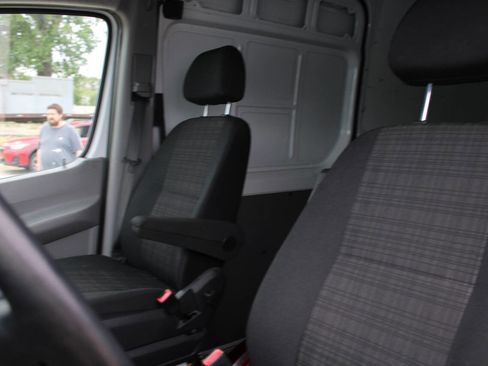 Used 2015 Mercedes-Benz Sprinter 2500 image 16