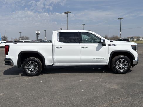 New 2026 GMC Sierra 1500 SLE image 2