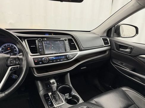 Used 2019 Toyota Highlander XLE AWD/4WD image 17