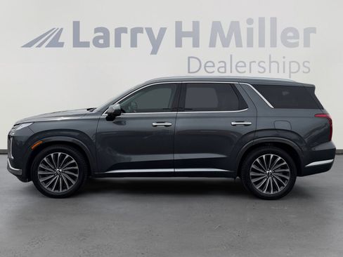 Used 2023 Hyundai Palisade Calligraphy image 2