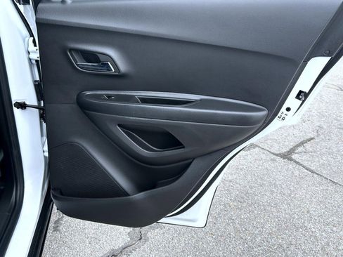 Certified 2022 Chevrolet Trax LT w/ LT Convenience Package image 18