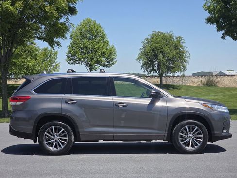 Used 2017 Toyota Highlander XLE AWD/4WD image 9