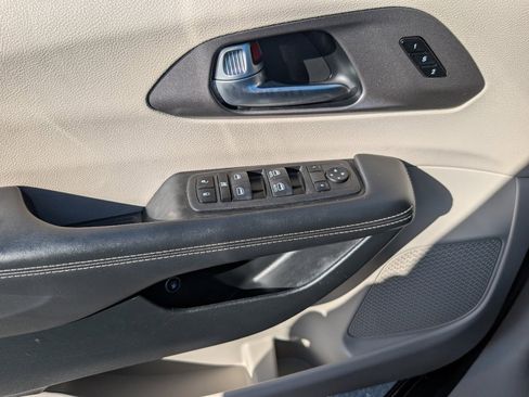 Used 2023 Chrysler Pacifica Touring-L image 16