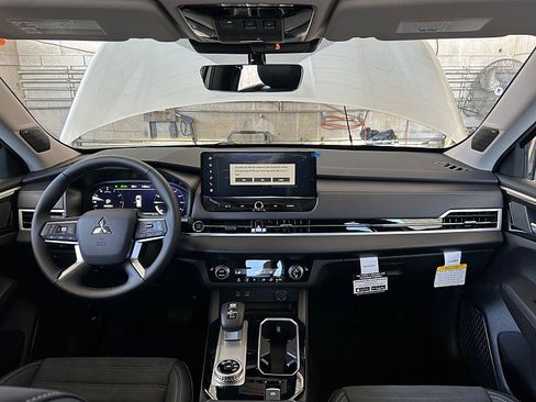 New 2025 Mitsubishi Outlander SE image 19