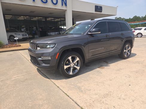 Used 2024 Jeep Grand Cherokee Limited w/ Luxury Tech Group II RWD image 2