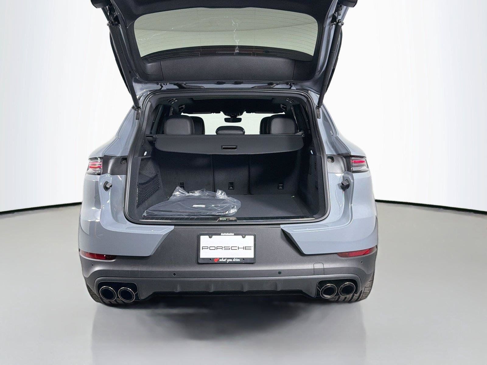 Certified 2025 Porsche Cayenne AWD/4WD image 35