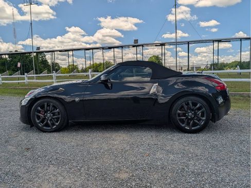 Used 2018 Nissan 370Z Touring RWD image 9