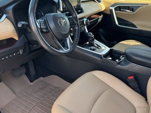 Used 2019 Toyota RAV4 Limited image 7