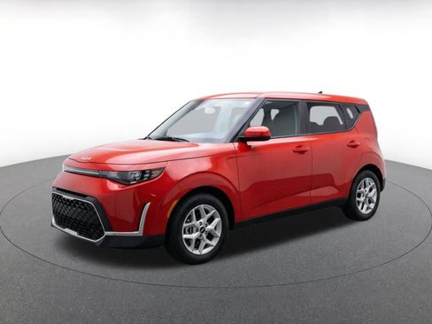 Used 2025 Kia Soul LX w/ LX Technology Package FWD image 3
