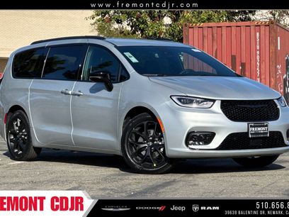 New 2026 Chrysler Pacifica Select w/ S Appearance Package