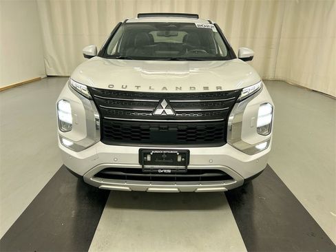 Used 2022 Mitsubishi Outlander SE image 3